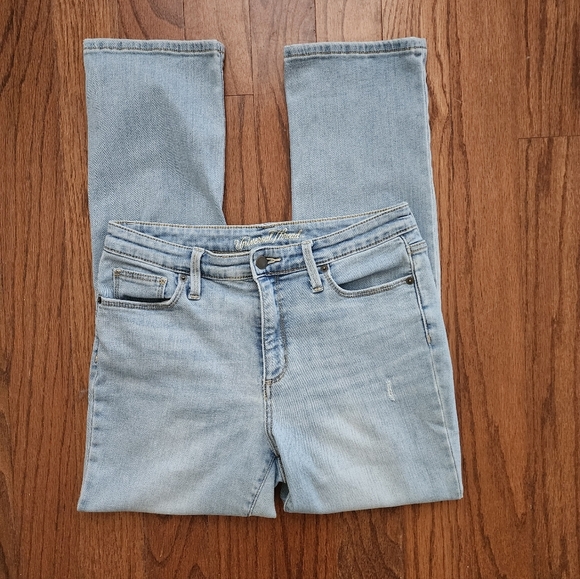 Universal Thread Women's Size 8/29 Light Wash Distressed Denim Jeans - Picture 4 of 6